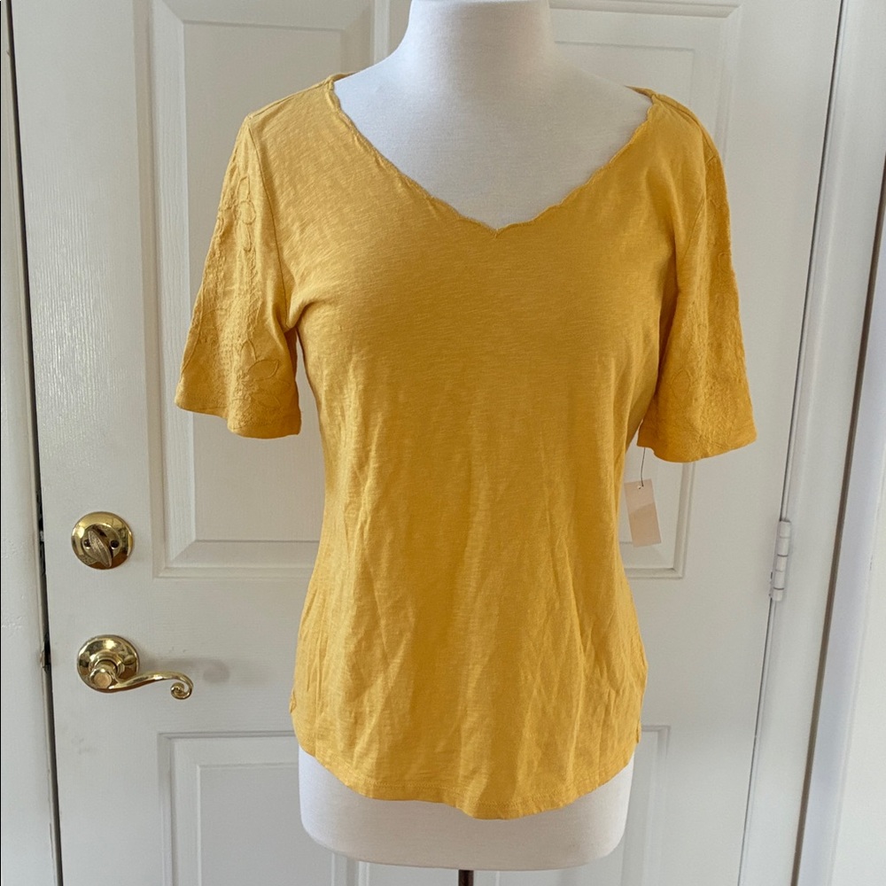 NWT embroidered shoulder gold cotton tee